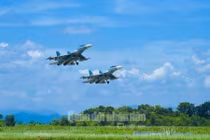 Rạo rực cảnh Su-22, Su-30 Việt Nam bắn, ném bom dữ dội