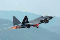 Thêm hai chiếc Phi cơ “Cốt Ưng” Trung Quốc lộ diện