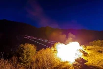 Căng thẳng cảnh xe tăng Hàn Quốc nã đạn đỏ trời