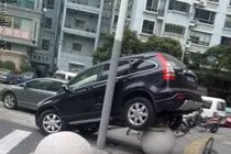 Những pha tai nạn xe kỳ quặc đến bật cười