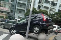 Những pha tai nạn xe kỳ quặc đến bật cười