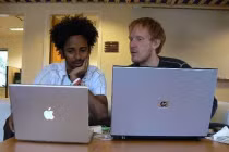 Nên cấm nhân viên "chơi" Facebook trong giờ hành chính?