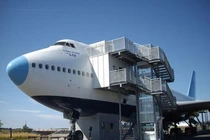 Đột nhập khách sạn trong thân máy bay