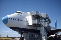 Đột nhập khách sạn trong thân máy bay