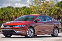 Soi sedan cao cấp Chrysler 200C "vịt bầu" sắp trình làng
