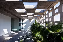 Bên trong nhà tổ ong Việt vừa giật giải "xịn"