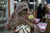 Xem phụ nữ Pakistan sản xuất trái bóng Brazuca