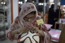 Xem phụ nữ Pakistan sản xuất trái bóng Brazuca