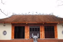 “Song long” bí ẩn in bóng xuống sân đình