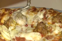 Người Mỹ “phát sốt” với bánh pizza thịt trăn Việt siêu đắt