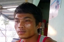 Chết đứng vì thấy phó công an "đè" lên vợ... cạo gió