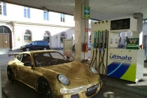 Porsche vàng chạy bằng sức người ngao du trên phố