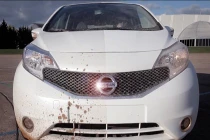 Xe hơi Nissan có thể tự rửa sạch bùn đất