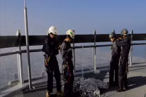 Thót tim nghề lau kính trên tòa tháp cao nhất thế giới