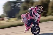 Những pha bốc đầu moto kinh điển của nữ quái xế