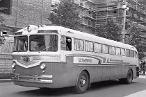 Xe buýt cổ lộng lẫy trên đường phố Nga