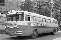 Xe buýt cổ lộng lẫy trên đường phố Nga