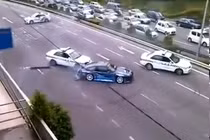 Tay đua lão luyện drift xe khiến cảnh sát toát mồ hôi