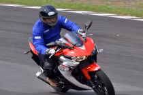 Trải nghiệm thú vị khi lái Yamaha R25 vừa ra mắt