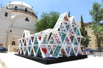 Nhà khổng lồ xây bằng quân bài