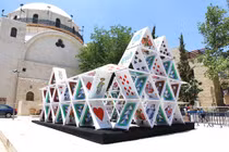 Nhà khổng lồ xây bằng quân bài