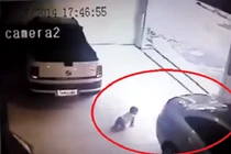 Bé vài tháng tuổi lọt gầm ô tô... thoát chết thần kỳ