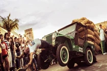 Thót tim xem hàng trăm xe Jeep biểu diễn bốc đầu