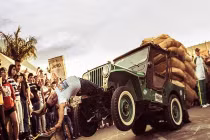 Thót tim xem hàng trăm xe Jeep biểu diễn bốc đầu