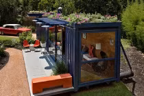 Nhà độc làm từ phế liệu