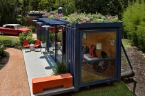 Nhà độc làm từ phế liệu