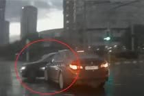 Hoảng hồn với bóng ma ô tô bí ẩn trên phố