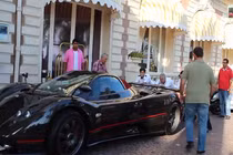 Siêu xe Pagani Zonda khởi động bằng... sức người