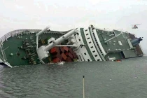 Cứu 6 người Việt Nam và Đài Loan bị chìm xà lan