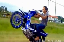 Thanh niên nam, nữ bốc đầu Dream Thái trên xa lộ