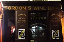 Vẻ cổ kính, hoành tráng ở quán rượu lâu đời nhất London