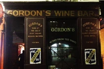 Vẻ cổ kính, hoành tráng ở quán rượu lâu đời nhất London