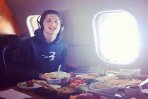 Tỷ phú chứng khoán 17 tuổi khoe của điên cuồng