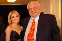 Chân dài trẻ tuổi của những đại gia già