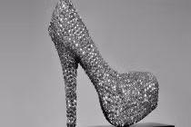 Soi giày vàng nạm kim cương dành cho đại gia