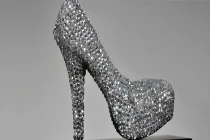 Soi giày vàng nạm kim cương dành cho đại gia