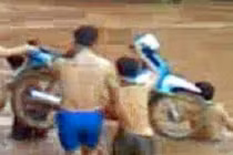 Vụ "chui vào túi nilông qua suối": cầu mới sẽ xây xong trong 2 tháng