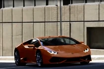 Chết cười xem Lamborghini Huracan đánh võng...quanh thùng rác