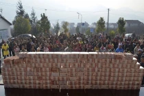 Đổ xô xem chia thưởng Tết bằng núi tiền