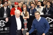 Tỷ phú Bill Gates, Warren Buffett “quậy” tưng bừng tại triển lãm