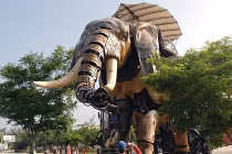 Voi máy “câu khách” trong công viên