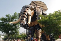 Voi máy “câu khách” trong công viên