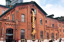 Quảng cáo siêu dị trên tòa nhà