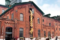 Quảng cáo siêu dị trên tòa nhà