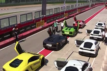 Xem dàn siêu xe Lamborghini Huracan đọ tốc độ trên đường đua