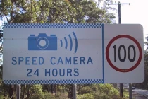 Chiêu qua mặt máy bắn tốc độ của quái xế